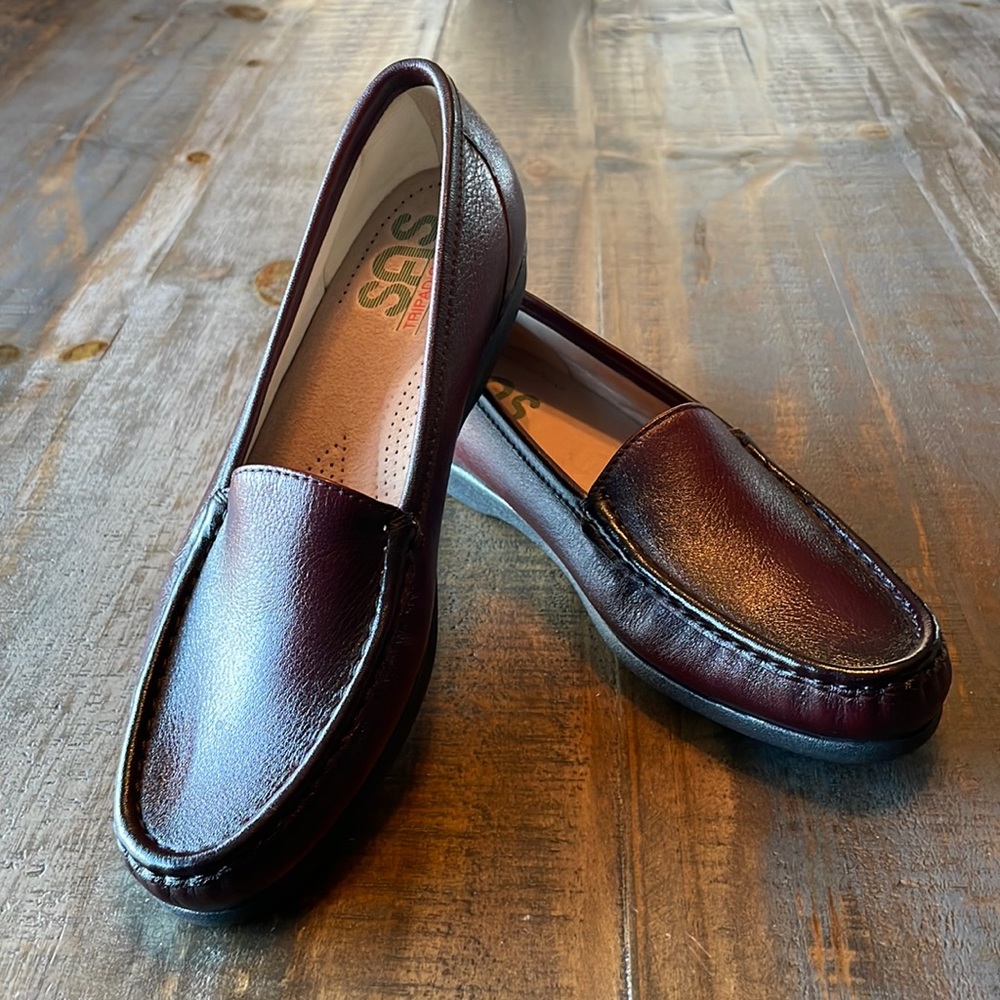 NWOB Women’s SAS Slip-on loafer Size 7 M